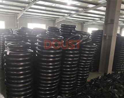 Producción de cámaras de aire, inspección de calidad.